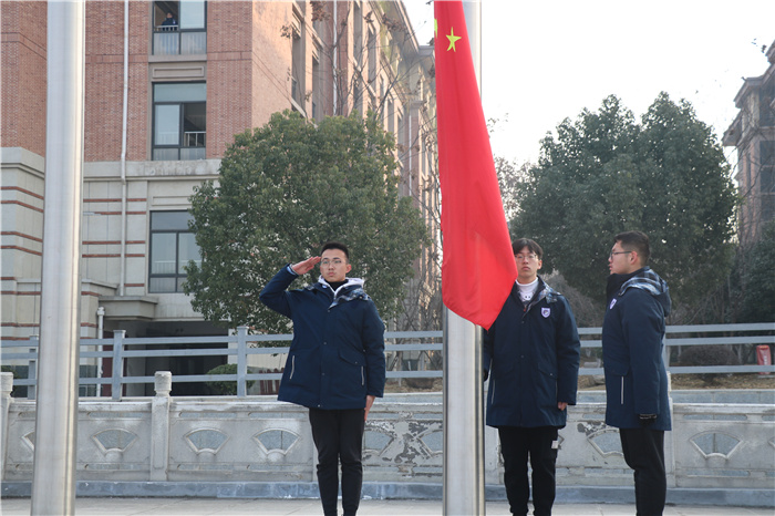 國旗下講話：向奮斗者致敬，給追夢者點(diǎn)贊，為奔跑者鼓掌，向違紀(jì)者亮劍（20210104）(圖2)