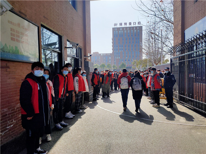 團委:離校步履總匆忙，志愿服務暖心房(圖1)