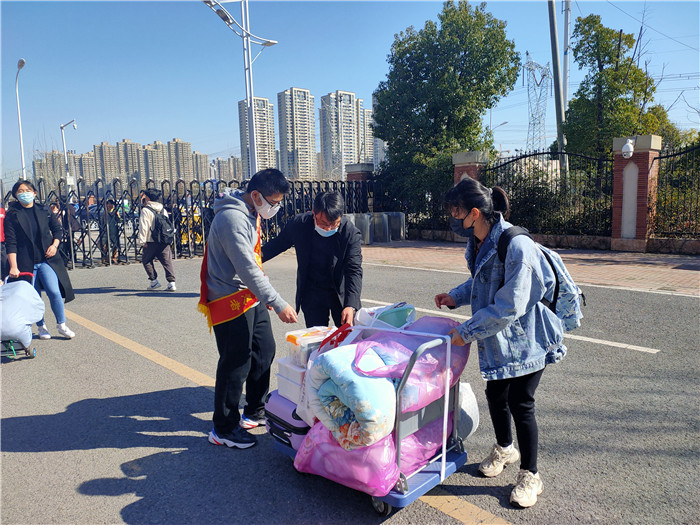 高三級(jí)部：春暖花開相遇時(shí)，奮力拼搏迎高考(圖3)