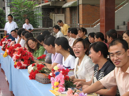 合肥七中2007年新學(xué)年開學(xué)典禮上畢業(yè)生、家長向老師們敬獻鮮花