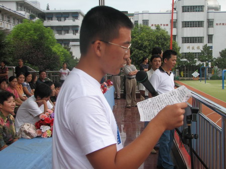 魏達同學(xué)在2007年新學(xué)年開學(xué)典禮上代表300多位準(zhǔn)大學(xué)生們向?qū)W弟、學(xué)妹們講話