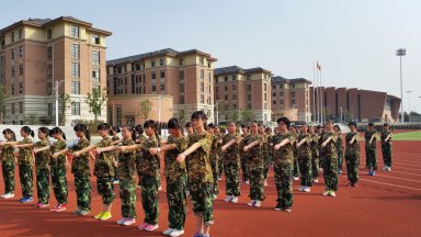 多彩的軍訓(xùn)奏響成長(zhǎng)的樂章(圖2)