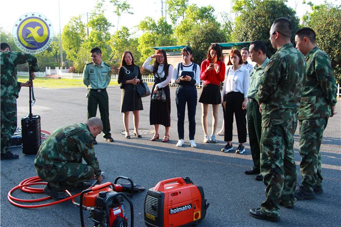  軍民魚(yú)水情，歡樂(lè)慶佳節(jié)(圖2)