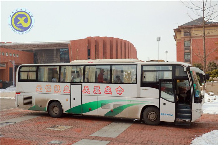 獻血車開進校園，愛心溢滿人間(圖1)