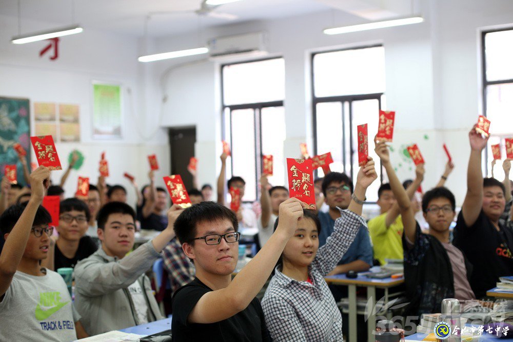 萬家熱線：感人！實拍合肥七中畢業(yè)班最后一課：班級大合唱《明天你好》（組圖）(圖9)