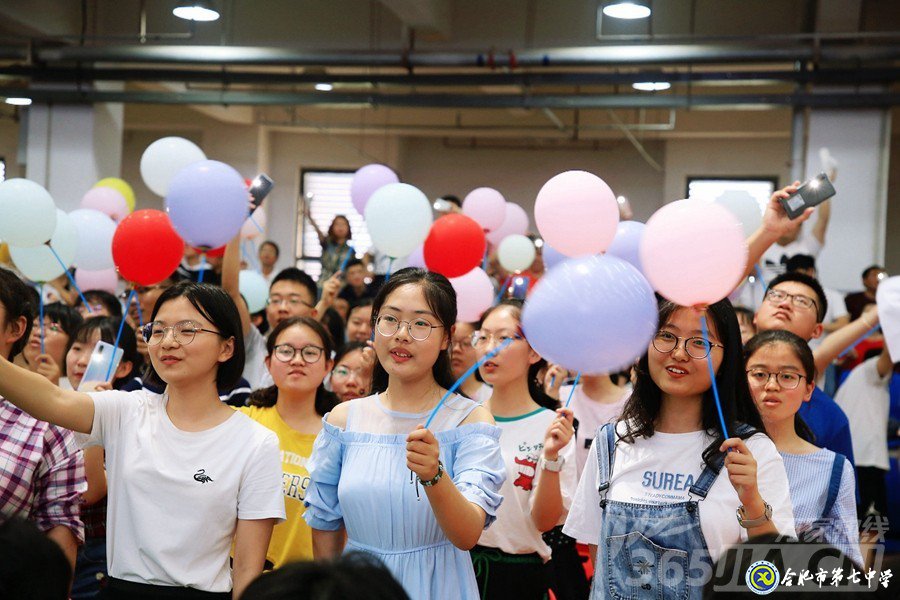 “美麗青春不散場(chǎng) 人生夢(mèng)想正起航” 直擊合肥七中2019屆高三畢業(yè)典禮現(xiàn)場(chǎng)-