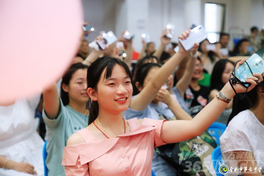 “美麗青春不散場(chǎng) 人生夢(mèng)想正起航” 直擊合肥七中2019屆高三畢業(yè)典禮現(xiàn)場(chǎng)-