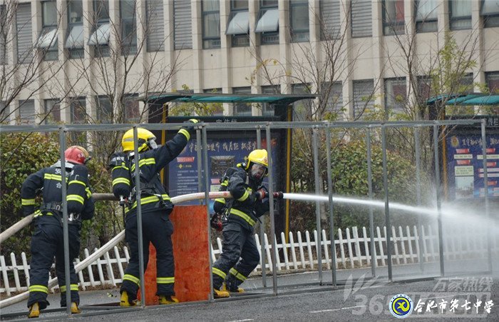 萬家熱線：平安度寒假 合肥七中學(xué)生零距離體驗(yàn)消防員生活（組圖）(圖1)