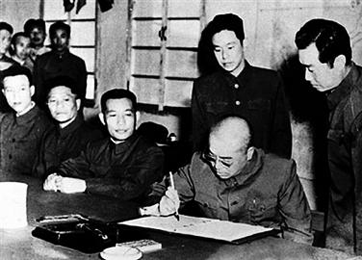 1953年7月27日，彭德懷在朝鮮停戰(zhàn)協(xié)定上簽字.png