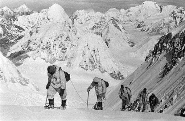 △1960年5月，中國登山隊隊員在海拔7150米的冰雪坡上行進.png