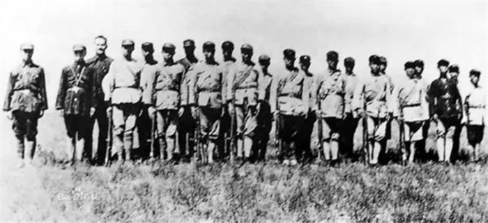 △埃德加·斯諾與強渡大渡河官兵合影（1936年）.jpg