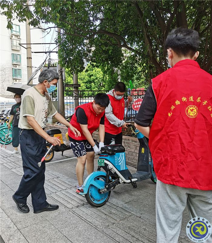 六班學(xué)子志愿忙，爭為社區(qū)添風(fēng)采(圖3)